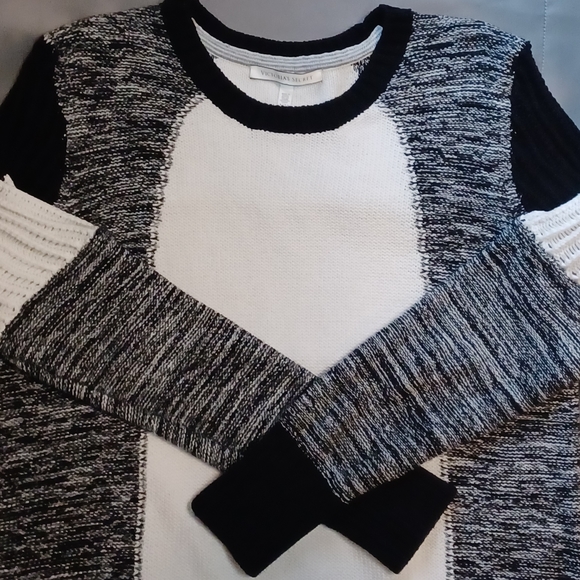 Victoria's Secret Black & White Sweater Size Medium - Picture 3 of 7